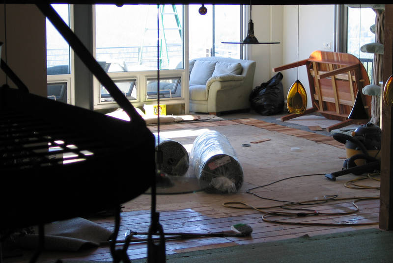 In the great room, the tile border is...